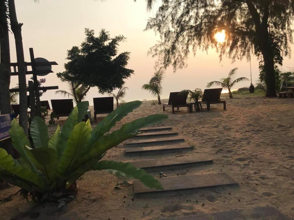 Had Lamae Resort Ban Pak Nam Lamae Exterior photo
